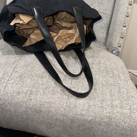 CHANEL Elegant Black Tote Bag - Picture 6 of 15